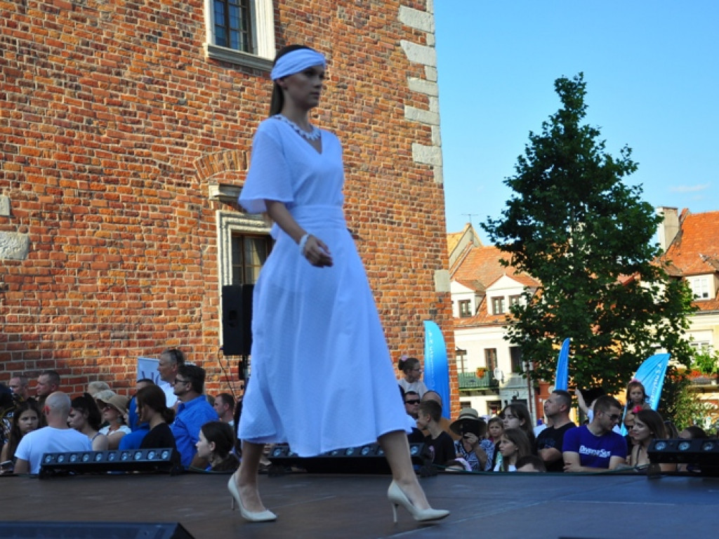 Sandomierz stolicą polskiej mody. Wielki pokaz na zakończenie Nadwiślańskiego Fashion Week [zdjęcia]