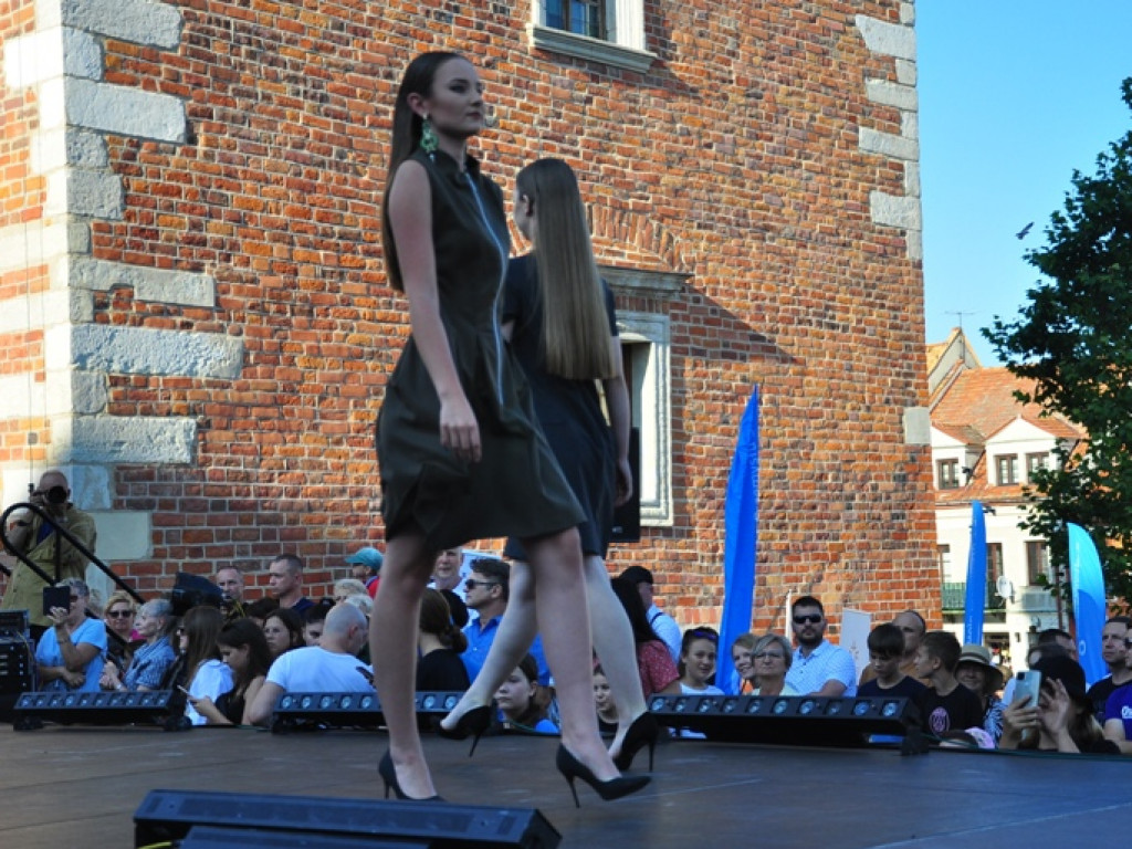 Sandomierz stolicą polskiej mody. Wielki pokaz na zakończenie Nadwiślańskiego Fashion Week [zdjęcia]