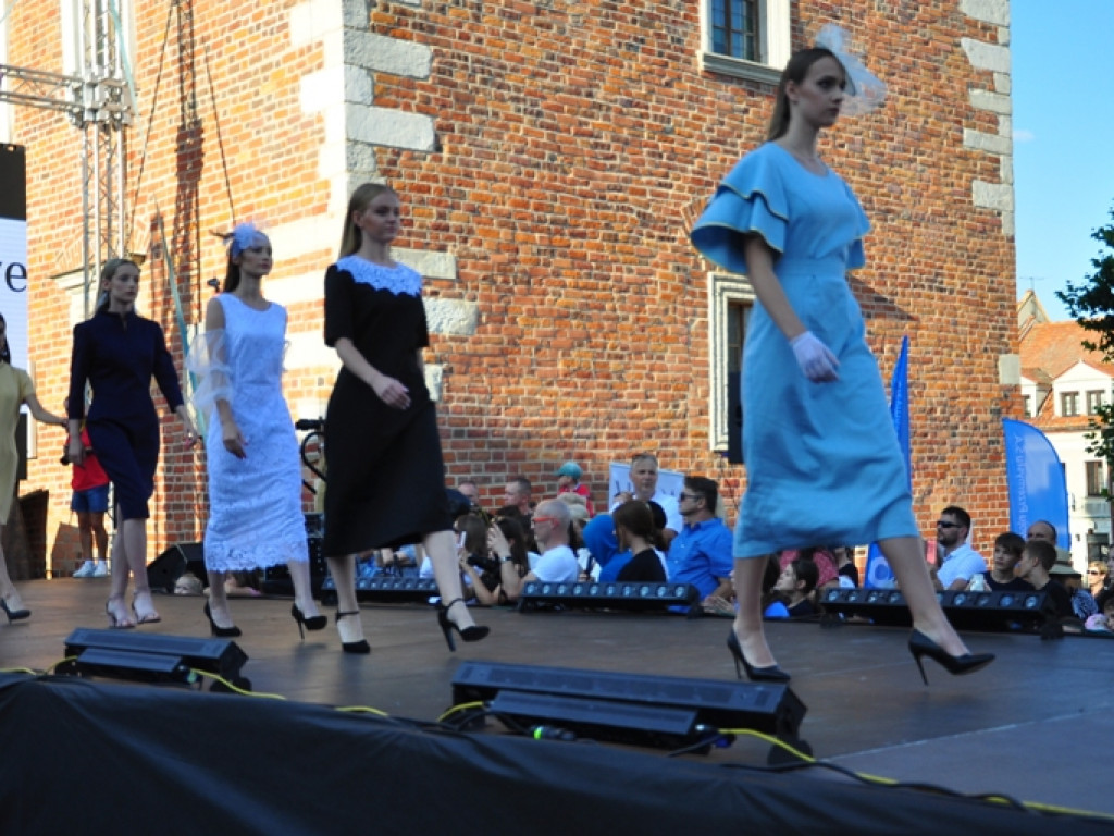 Sandomierz stolicą polskiej mody. Wielki pokaz na zakończenie Nadwiślańskiego Fashion Week [zdjęcia]