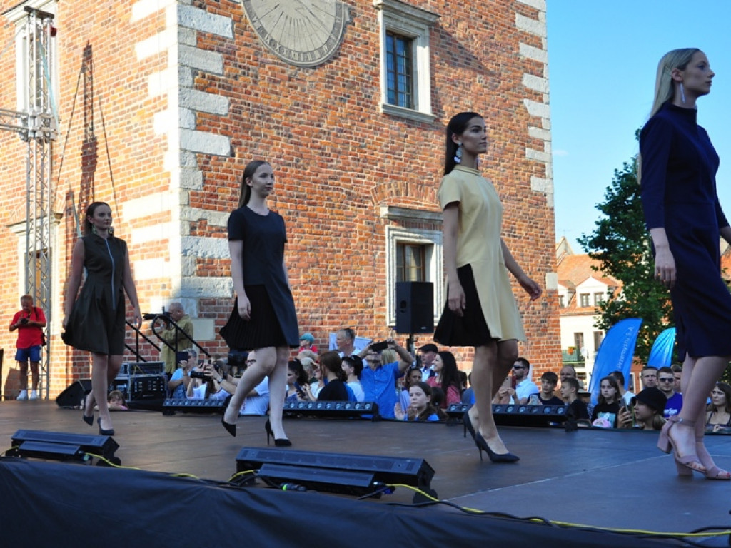 Sandomierz stolicą polskiej mody. Wielki pokaz na zakończenie Nadwiślańskiego Fashion Week [zdjęcia]