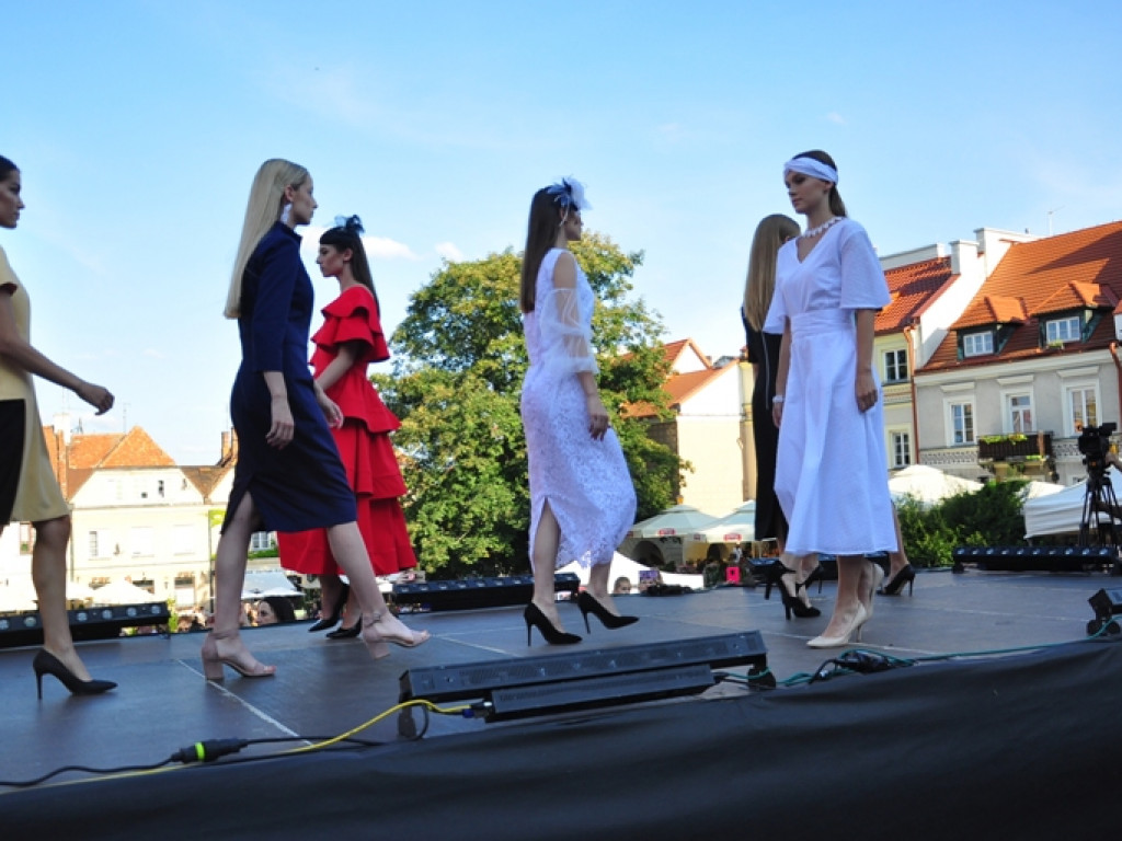 Sandomierz stolicą polskiej mody. Wielki pokaz na zakończenie Nadwiślańskiego Fashion Week [zdjęcia]