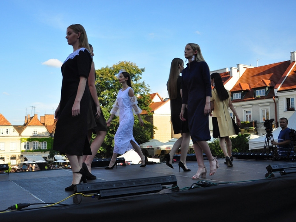 Sandomierz stolicą polskiej mody. Wielki pokaz na zakończenie Nadwiślańskiego Fashion Week [zdjęcia]