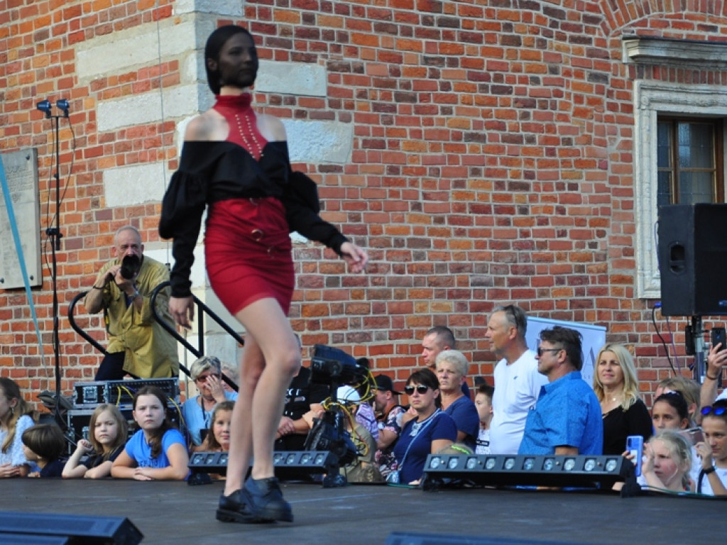 Sandomierz stolicą polskiej mody. Wielki pokaz na zakończenie Nadwiślańskiego Fashion Week [zdjęcia]