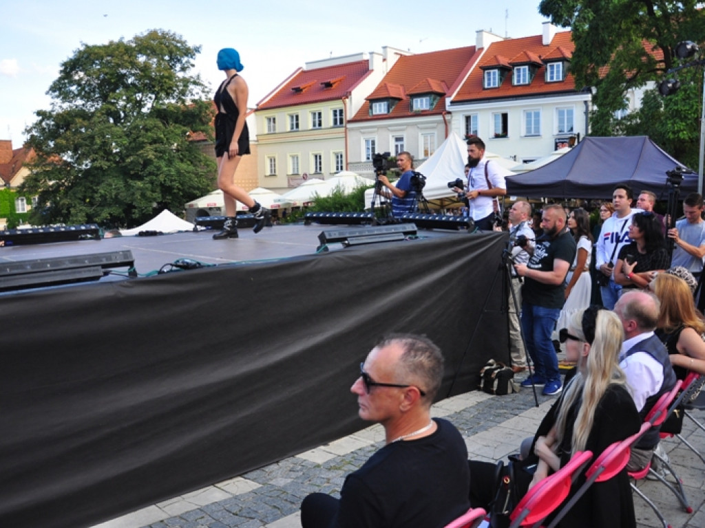 Sandomierz stolicą polskiej mody. Wielki pokaz na zakończenie Nadwiślańskiego Fashion Week [zdjęcia]