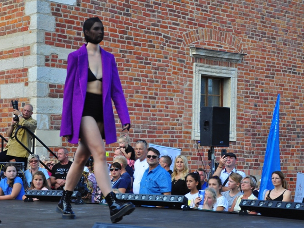 Sandomierz stolicą polskiej mody. Wielki pokaz na zakończenie Nadwiślańskiego Fashion Week [zdjęcia]