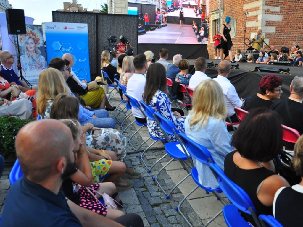 Sandomierz stolicą polskiej mody. Wielki pokaz na zakończenie Nadwiślańskiego Fashion Week [zdjęcia]