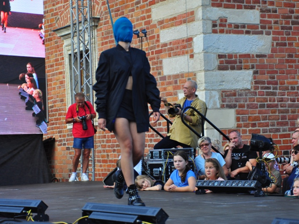 Sandomierz stolicą polskiej mody. Wielki pokaz na zakończenie Nadwiślańskiego Fashion Week [zdjęcia]