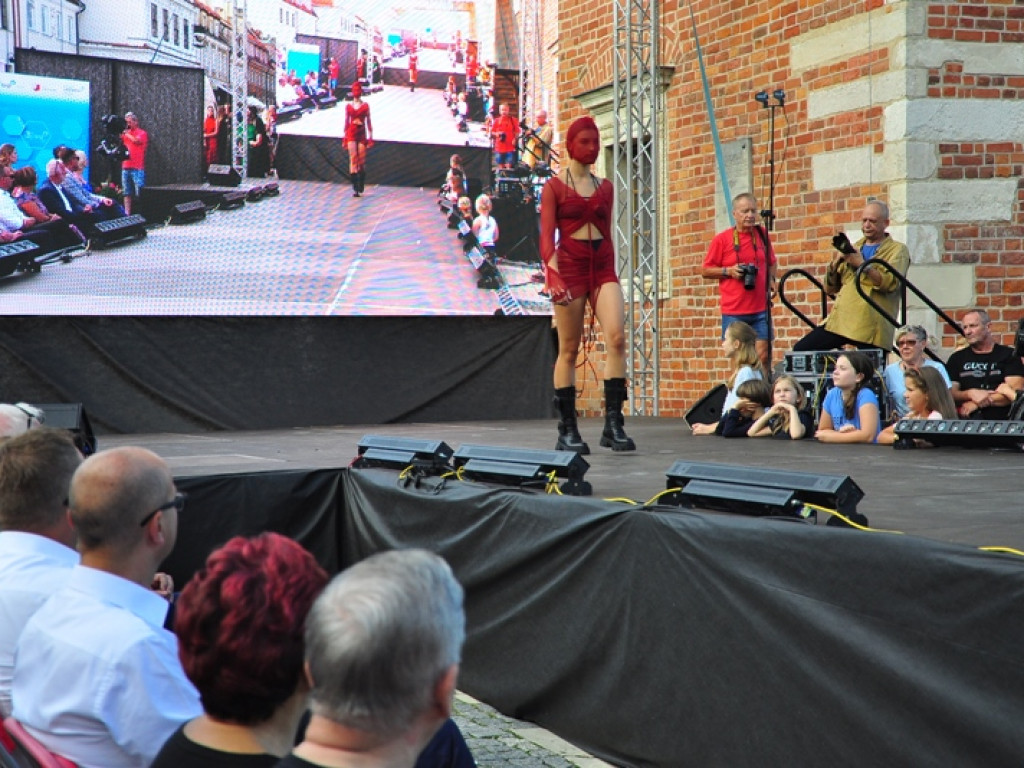 Sandomierz stolicą polskiej mody. Wielki pokaz na zakończenie Nadwiślańskiego Fashion Week [zdjęcia]
