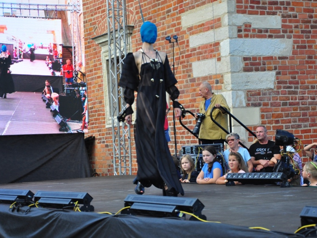 Sandomierz stolicą polskiej mody. Wielki pokaz na zakończenie Nadwiślańskiego Fashion Week [zdjęcia]