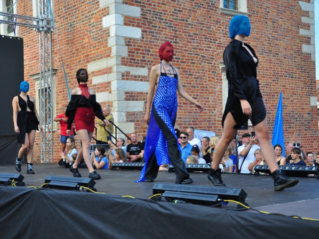 Sandomierz stolicą polskiej mody. Wielki pokaz na zakończenie Nadwiślańskiego Fashion Week [zdjęcia]