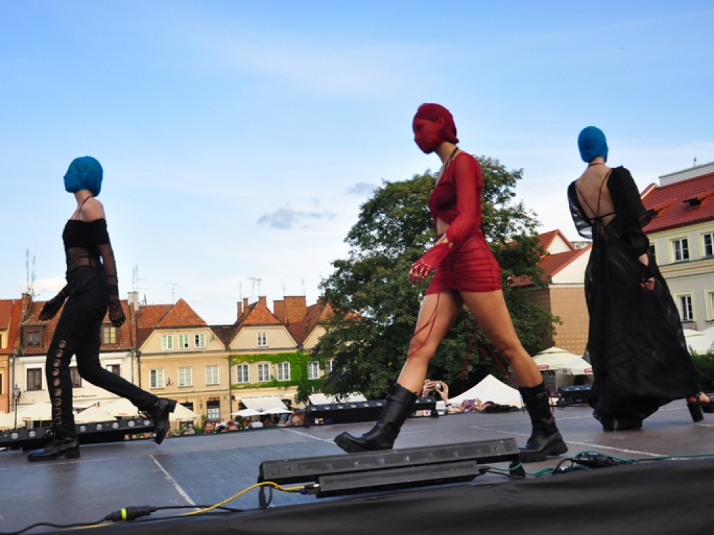Sandomierz stolicą polskiej mody. Wielki pokaz na zakończenie Nadwiślańskiego Fashion Week [zdjęcia]