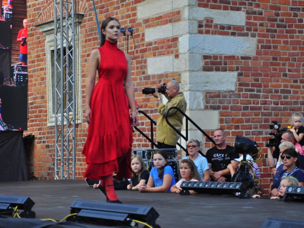 Sandomierz stolicą polskiej mody. Wielki pokaz na zakończenie Nadwiślańskiego Fashion Week [zdjęcia]