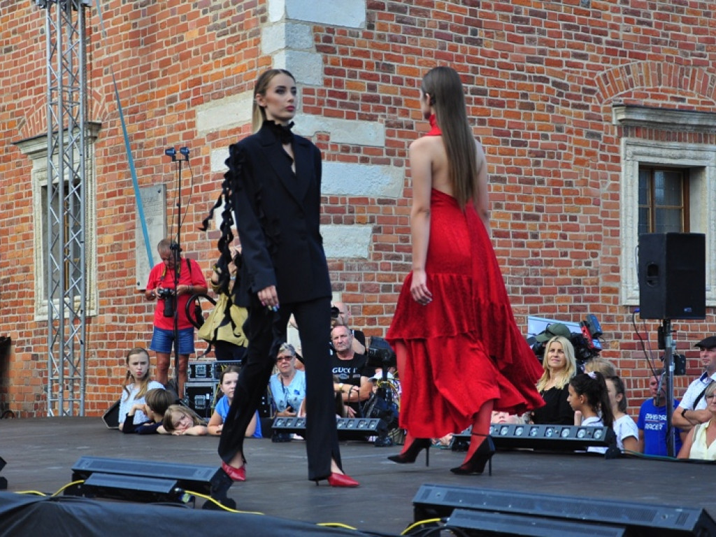 Sandomierz stolicą polskiej mody. Wielki pokaz na zakończenie Nadwiślańskiego Fashion Week [zdjęcia]