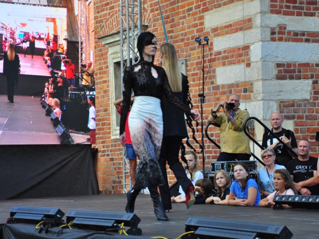 Sandomierz stolicą polskiej mody. Wielki pokaz na zakończenie Nadwiślańskiego Fashion Week [zdjęcia]