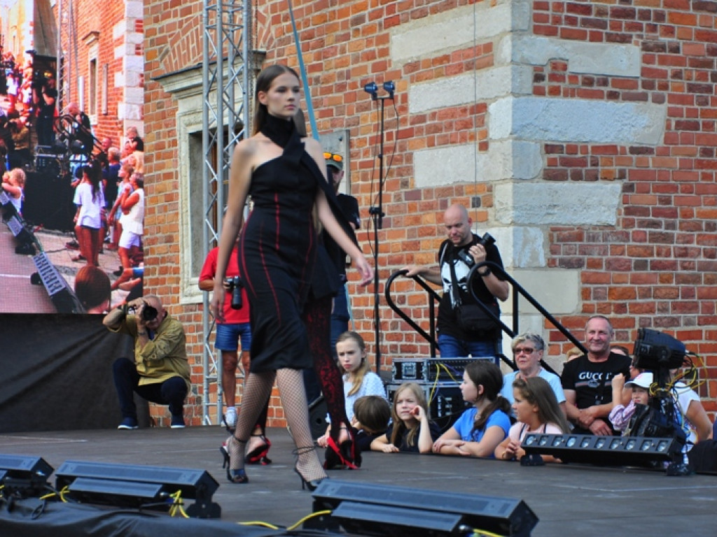 Sandomierz stolicą polskiej mody. Wielki pokaz na zakończenie Nadwiślańskiego Fashion Week [zdjęcia]
