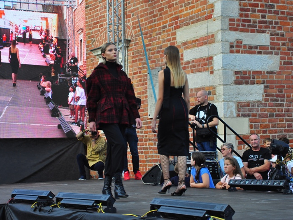 Sandomierz stolicą polskiej mody. Wielki pokaz na zakończenie Nadwiślańskiego Fashion Week [zdjęcia]