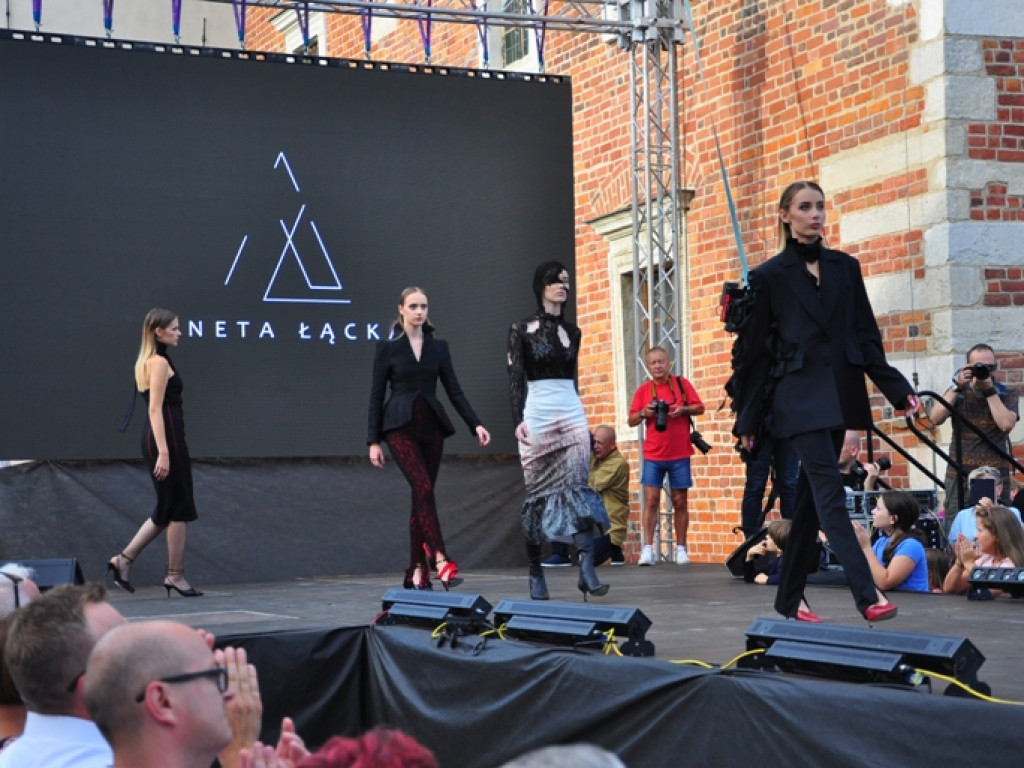 Sandomierz stolicą polskiej mody. Wielki pokaz na zakończenie Nadwiślańskiego Fashion Week [zdjęcia]