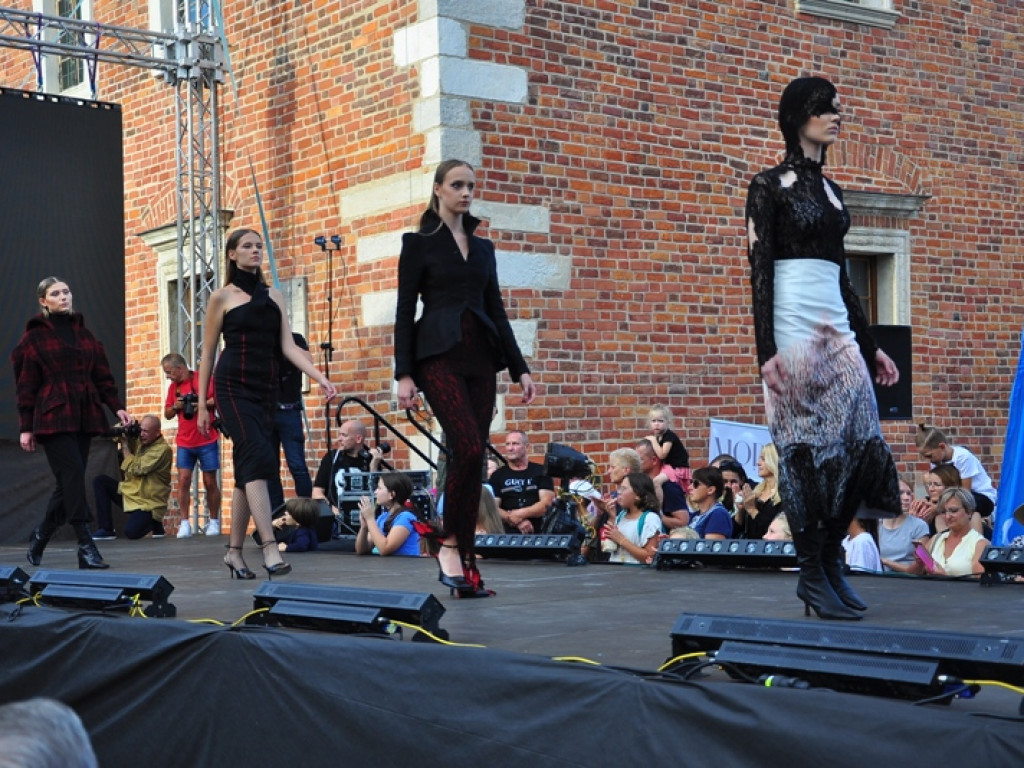 Sandomierz stolicą polskiej mody. Wielki pokaz na zakończenie Nadwiślańskiego Fashion Week [zdjęcia]