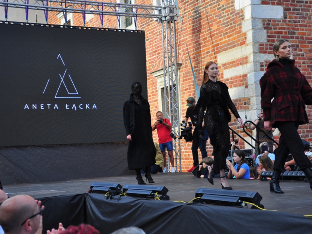 Sandomierz stolicą polskiej mody. Wielki pokaz na zakończenie Nadwiślańskiego Fashion Week [zdjęcia]