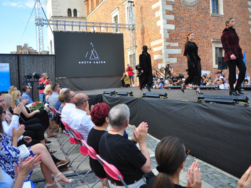 Sandomierz stolicą polskiej mody. Wielki pokaz na zakończenie Nadwiślańskiego Fashion Week [zdjęcia]