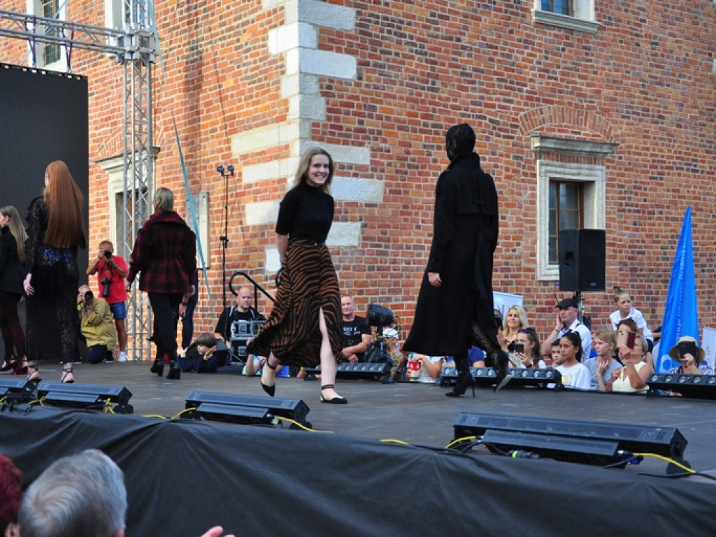 Sandomierz stolicą polskiej mody. Wielki pokaz na zakończenie Nadwiślańskiego Fashion Week [zdjęcia]