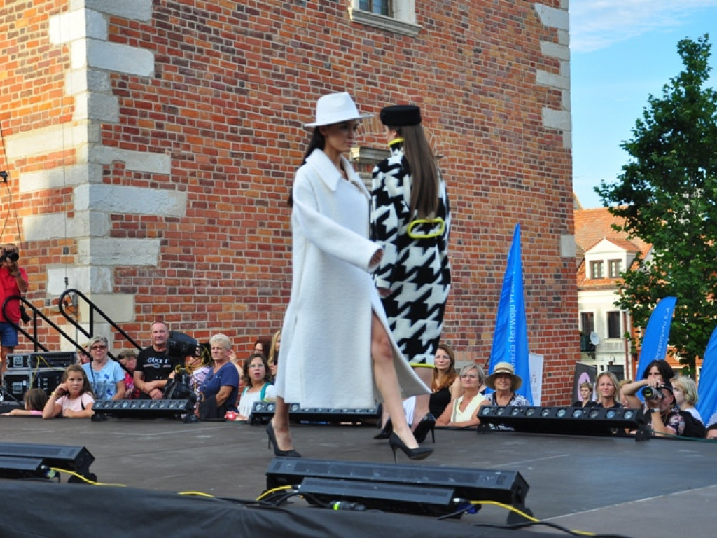 Sandomierz stolicą polskiej mody. Wielki pokaz na zakończenie Nadwiślańskiego Fashion Week [zdjęcia]