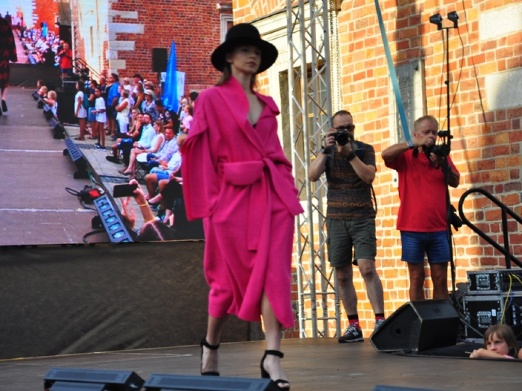 Sandomierz stolicą polskiej mody. Wielki pokaz na zakończenie Nadwiślańskiego Fashion Week [zdjęcia]