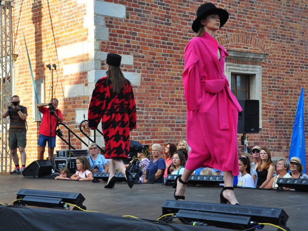 Sandomierz stolicą polskiej mody. Wielki pokaz na zakończenie Nadwiślańskiego Fashion Week [zdjęcia]