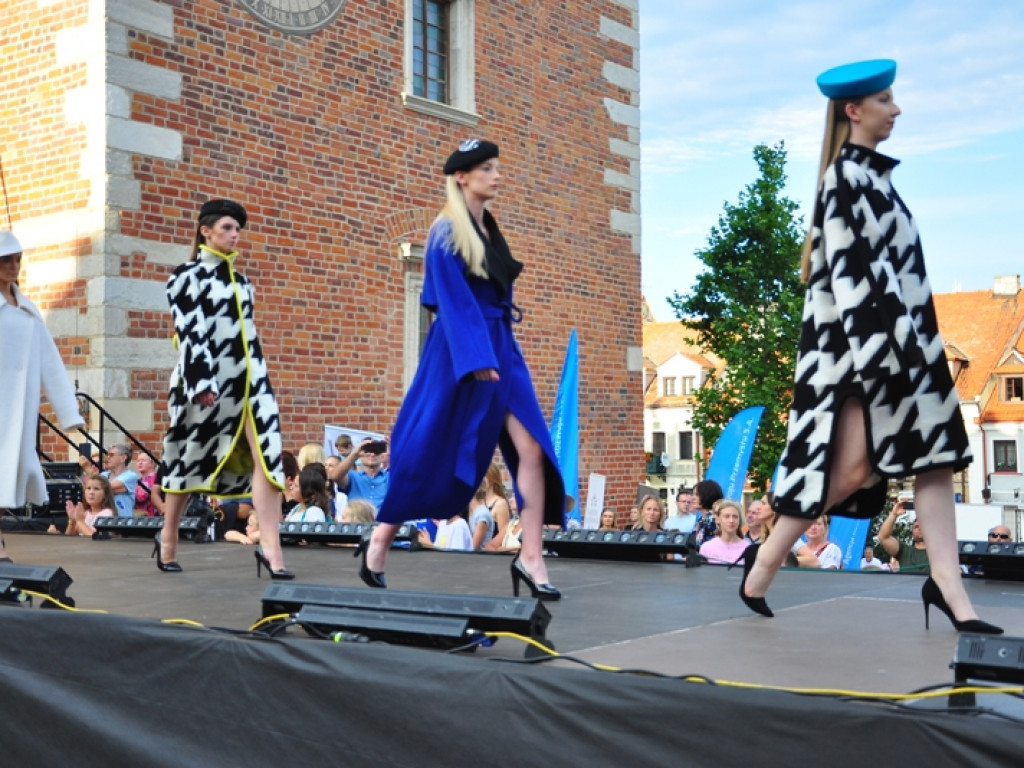 Sandomierz stolicą polskiej mody. Wielki pokaz na zakończenie Nadwiślańskiego Fashion Week [zdjęcia]