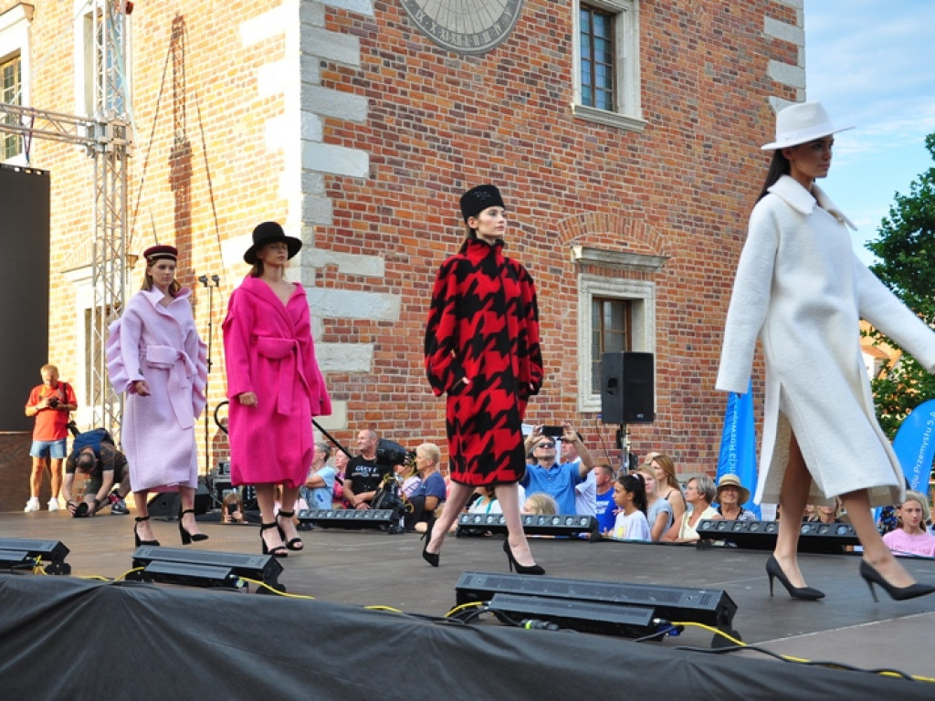 Sandomierz stolicą polskiej mody. Wielki pokaz na zakończenie Nadwiślańskiego Fashion Week [zdjęcia]
