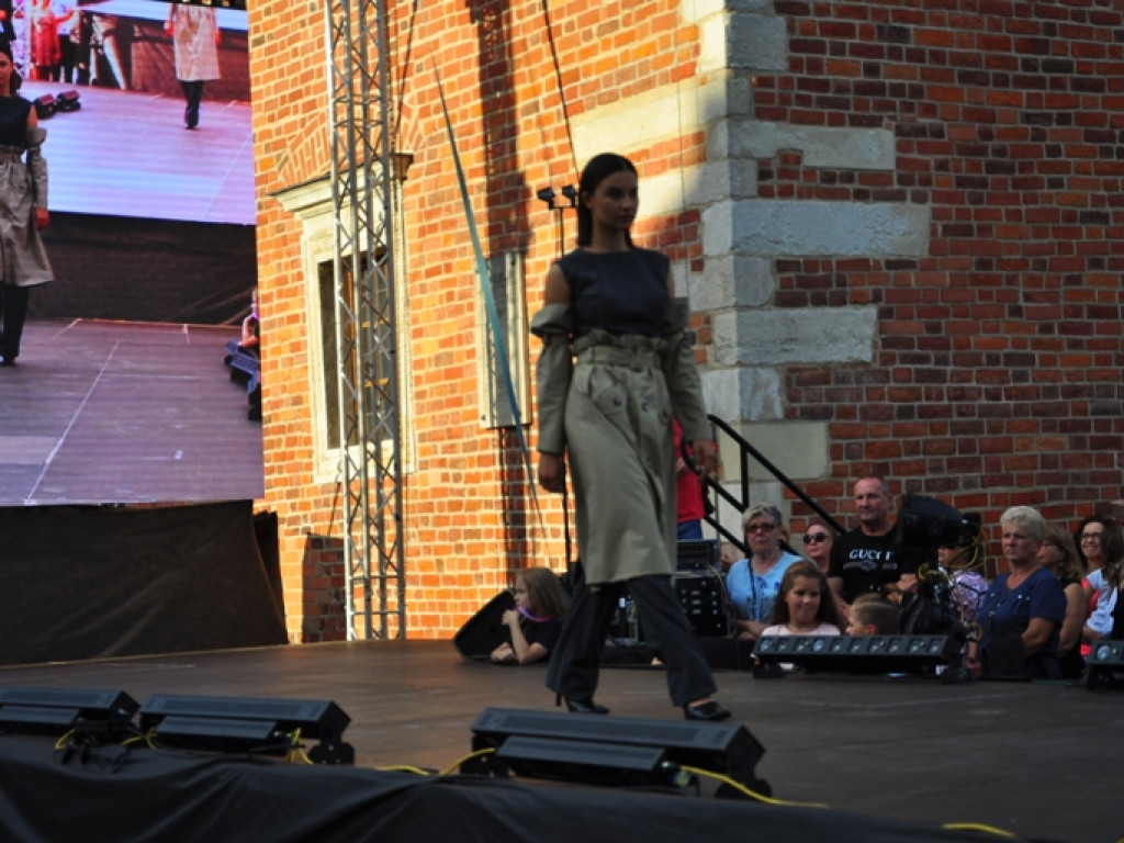 Sandomierz stolicą polskiej mody. Wielki pokaz na zakończenie Nadwiślańskiego Fashion Week [zdjęcia]
