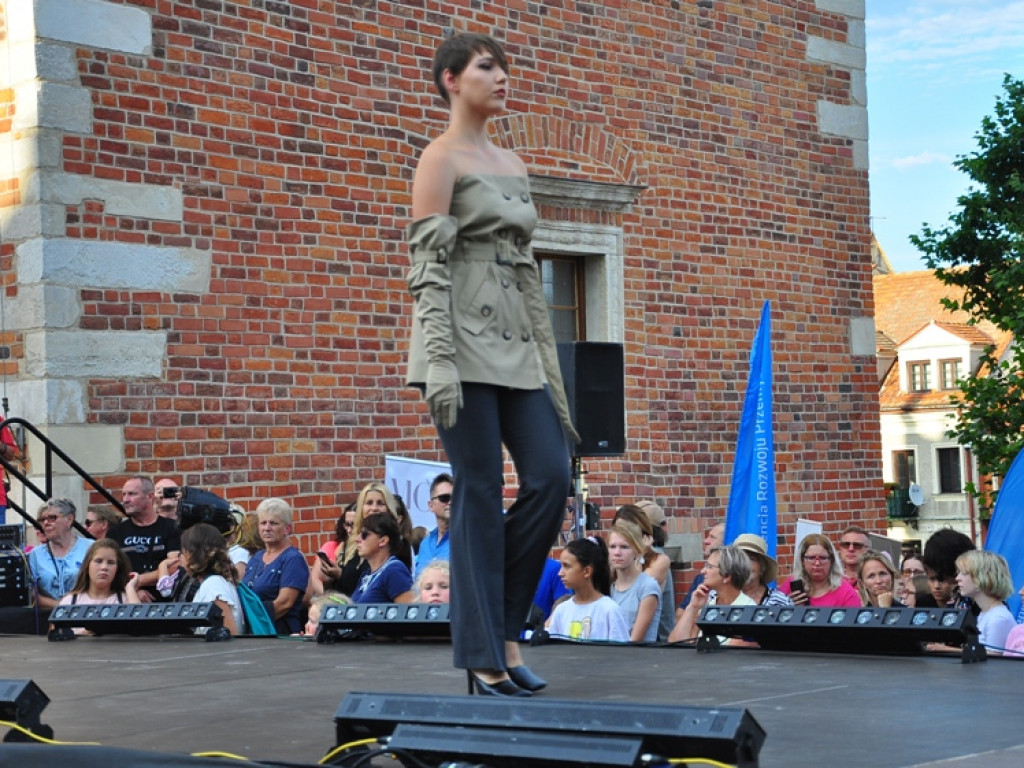 Sandomierz stolicą polskiej mody. Wielki pokaz na zakończenie Nadwiślańskiego Fashion Week [zdjęcia]