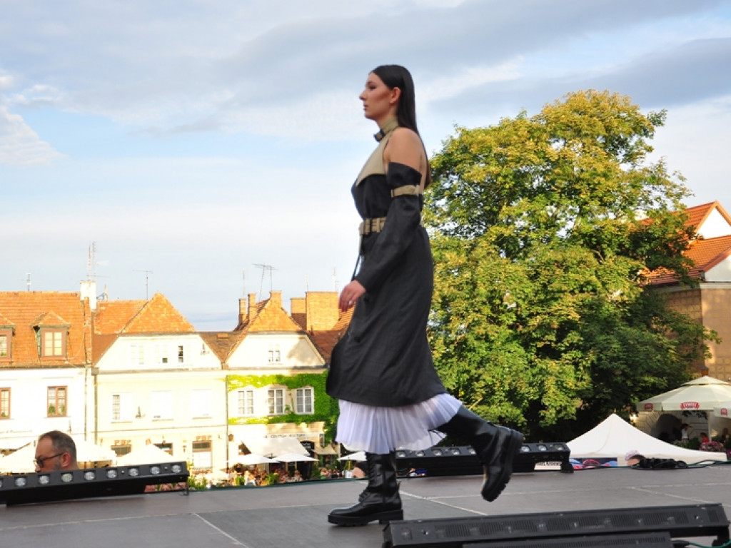 Sandomierz stolicą polskiej mody. Wielki pokaz na zakończenie Nadwiślańskiego Fashion Week [zdjęcia]