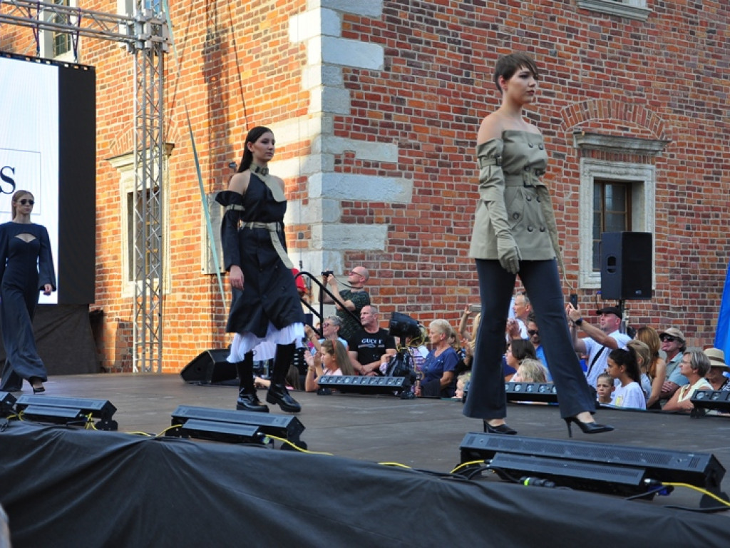 Sandomierz stolicą polskiej mody. Wielki pokaz na zakończenie Nadwiślańskiego Fashion Week [zdjęcia]