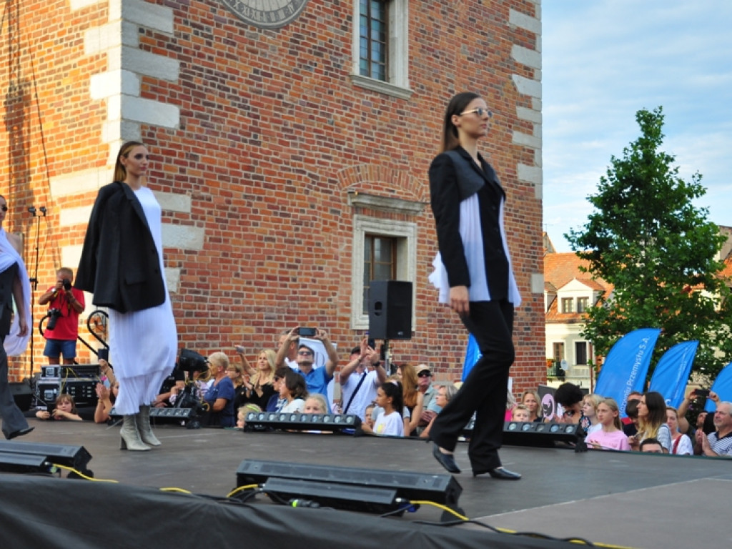 Sandomierz stolicą polskiej mody. Wielki pokaz na zakończenie Nadwiślańskiego Fashion Week [zdjęcia]