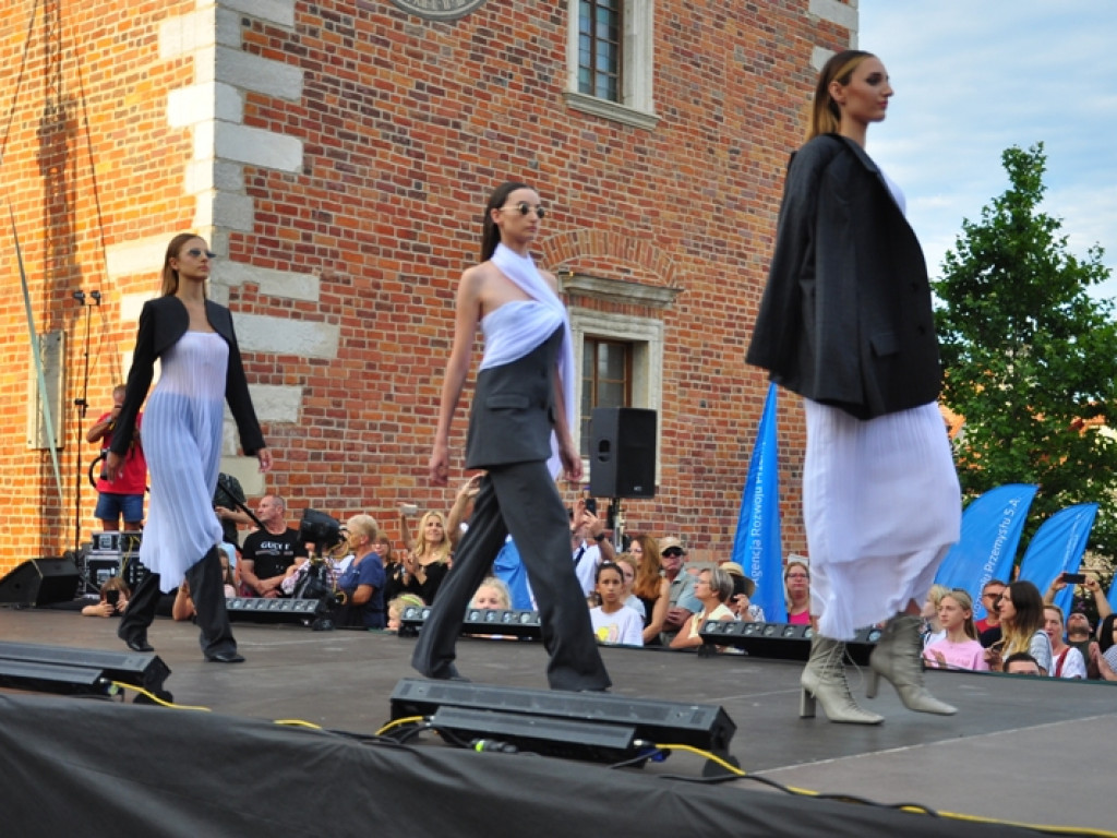 Sandomierz stolicą polskiej mody. Wielki pokaz na zakończenie Nadwiślańskiego Fashion Week [zdjęcia]
