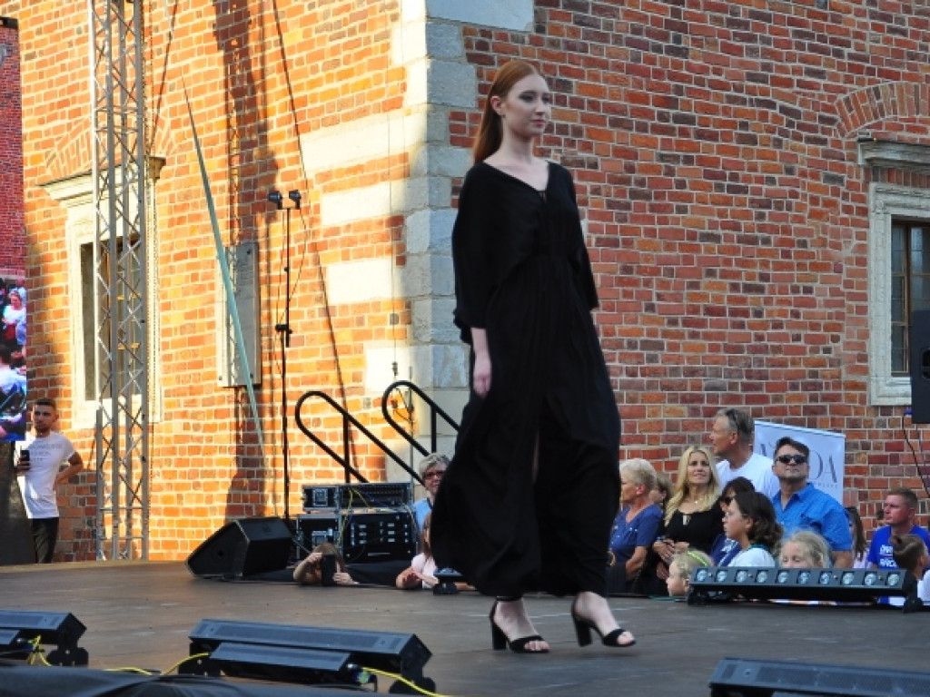 Sandomierz stolicą polskiej mody. Wielki pokaz na zakończenie Nadwiślańskiego Fashion Week [zdjęcia]