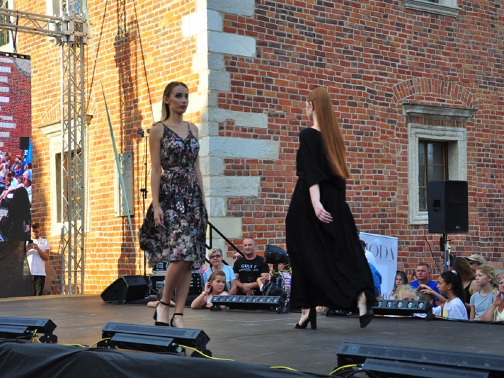 Sandomierz stolicą polskiej mody. Wielki pokaz na zakończenie Nadwiślańskiego Fashion Week [zdjęcia]