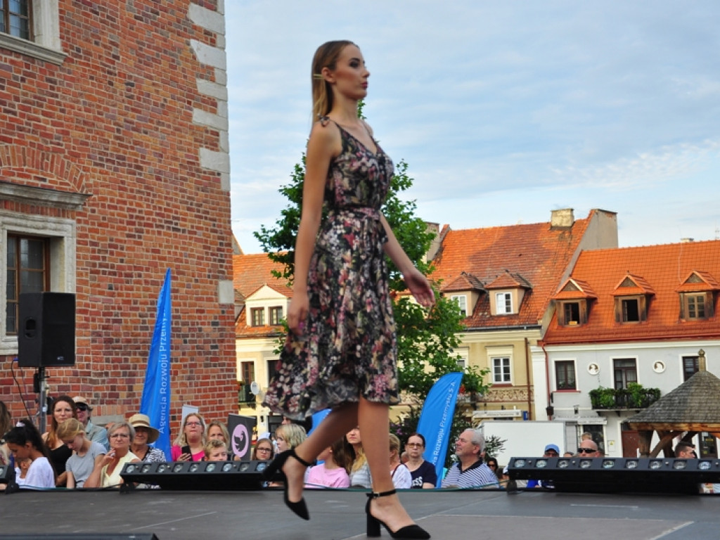Sandomierz stolicą polskiej mody. Wielki pokaz na zakończenie Nadwiślańskiego Fashion Week [zdjęcia]