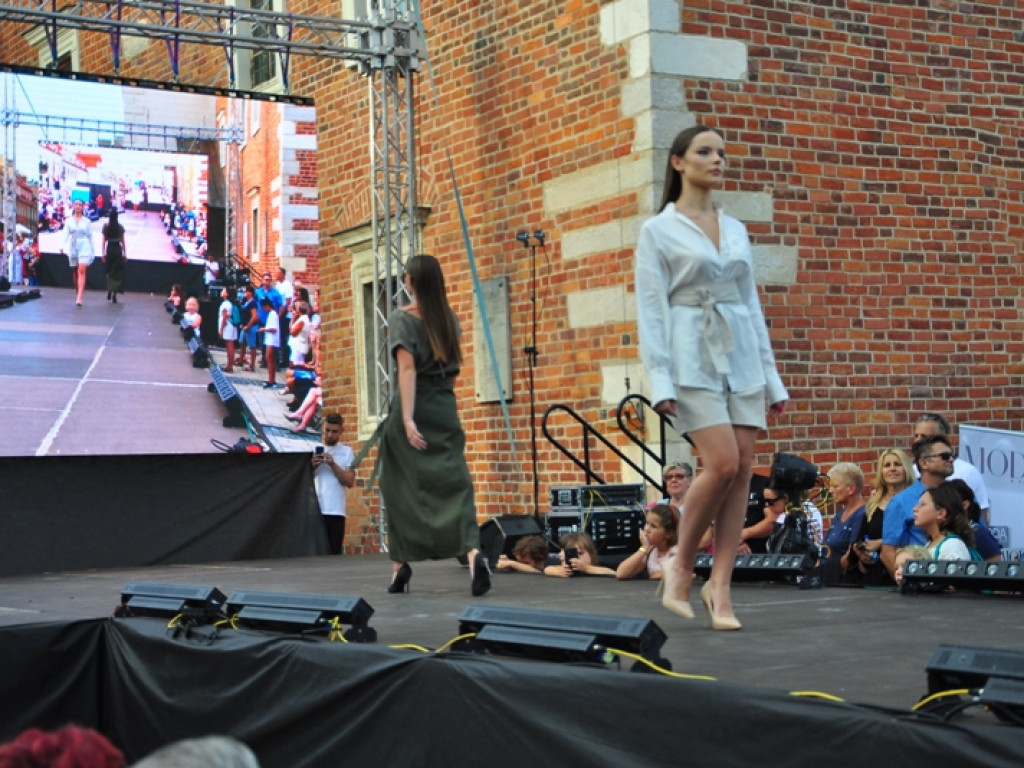 Sandomierz stolicą polskiej mody. Wielki pokaz na zakończenie Nadwiślańskiego Fashion Week [zdjęcia]