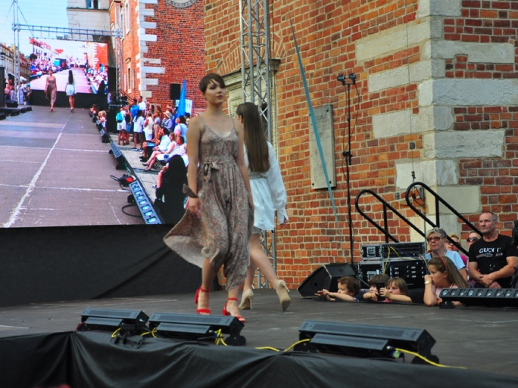 Sandomierz stolicą polskiej mody. Wielki pokaz na zakończenie Nadwiślańskiego Fashion Week [zdjęcia]