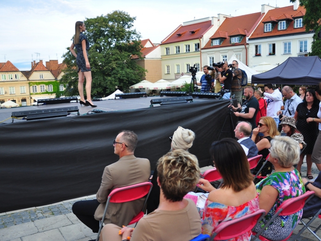 Sandomierz stolicą polskiej mody. Wielki pokaz na zakończenie Nadwiślańskiego Fashion Week [zdjęcia]
