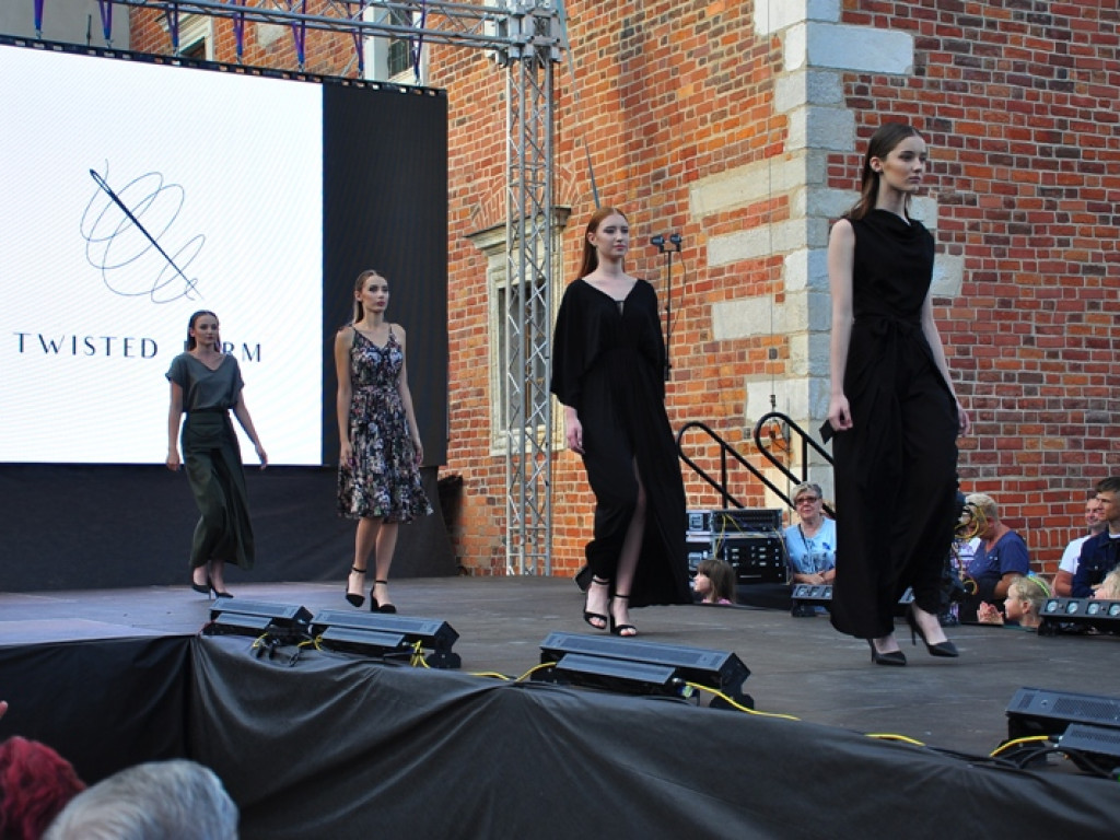 Sandomierz stolicą polskiej mody. Wielki pokaz na zakończenie Nadwiślańskiego Fashion Week [zdjęcia]