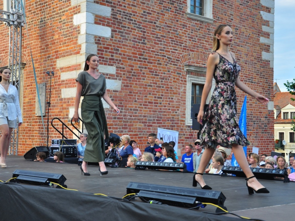 Sandomierz stolicą polskiej mody. Wielki pokaz na zakończenie Nadwiślańskiego Fashion Week [zdjęcia]