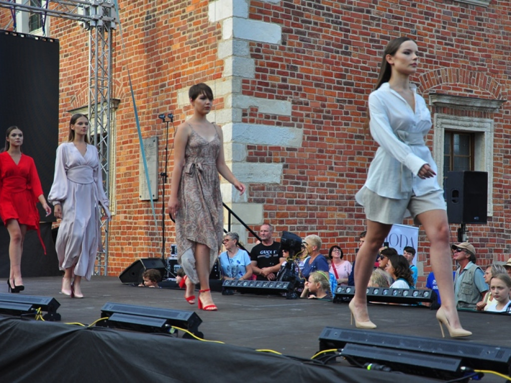 Sandomierz stolicą polskiej mody. Wielki pokaz na zakończenie Nadwiślańskiego Fashion Week [zdjęcia]
