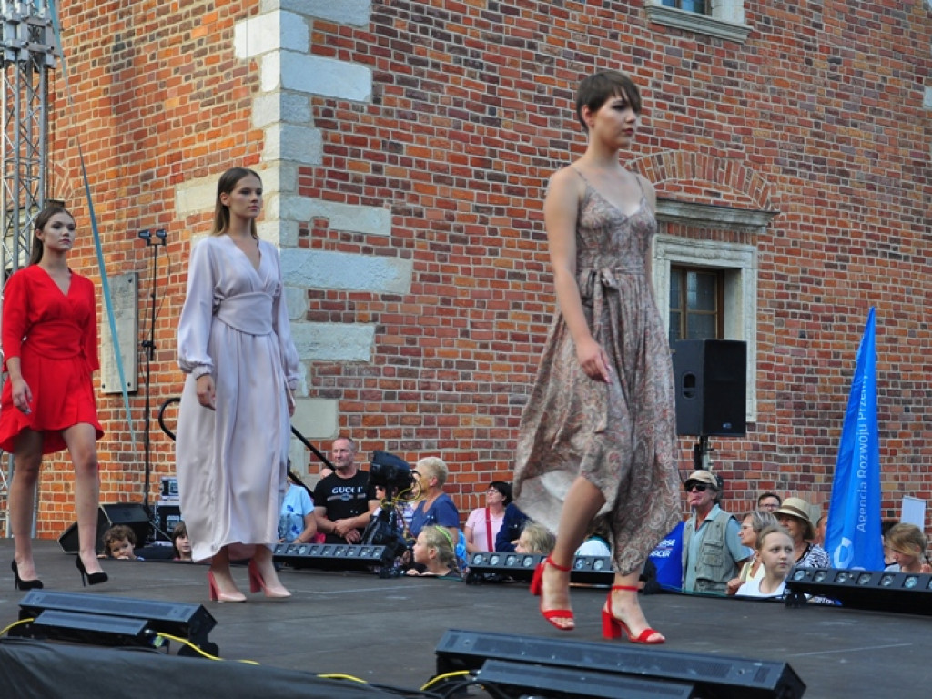 Sandomierz stolicą polskiej mody. Wielki pokaz na zakończenie Nadwiślańskiego Fashion Week [zdjęcia]