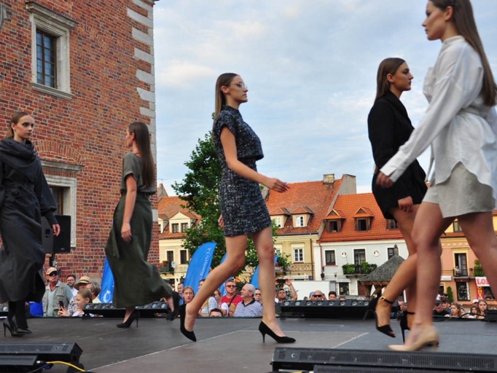 Sandomierz stolicą polskiej mody. Wielki pokaz na zakończenie Nadwiślańskiego Fashion Week [zdjęcia]
