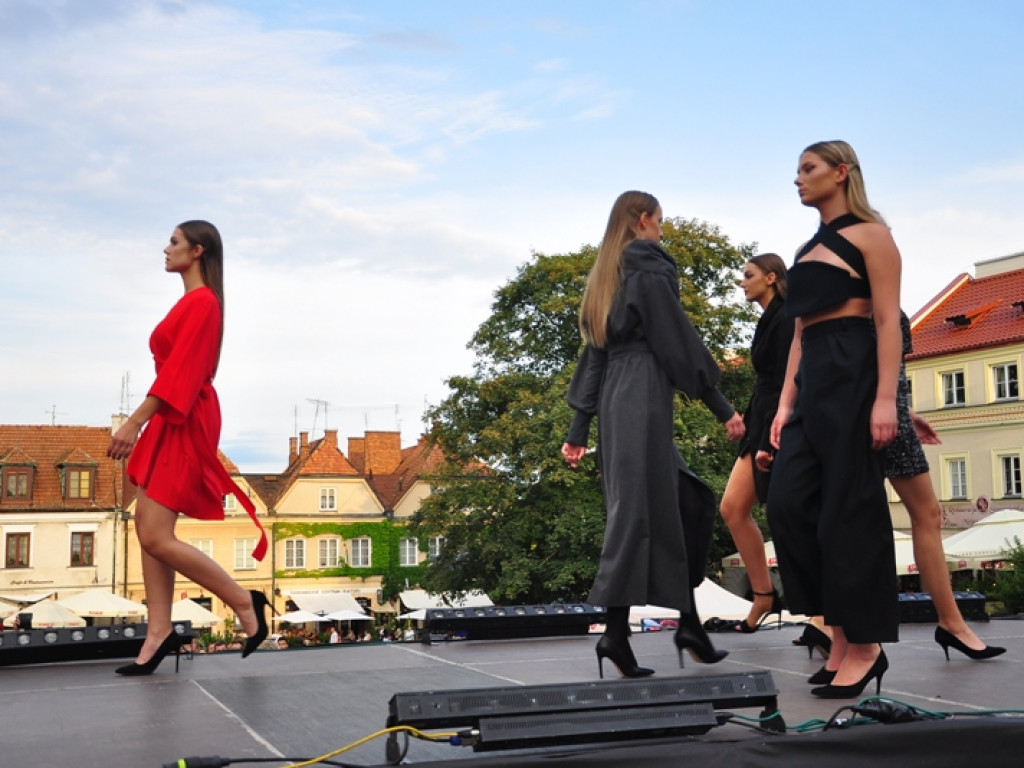 Sandomierz stolicą polskiej mody. Wielki pokaz na zakończenie Nadwiślańskiego Fashion Week [zdjęcia]