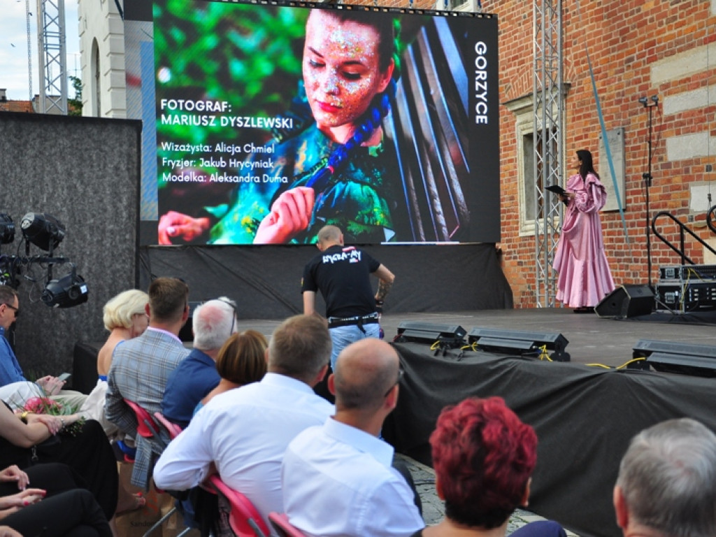 Sandomierz stolicą polskiej mody. Wielki pokaz na zakończenie Nadwiślańskiego Fashion Week [zdjęcia]