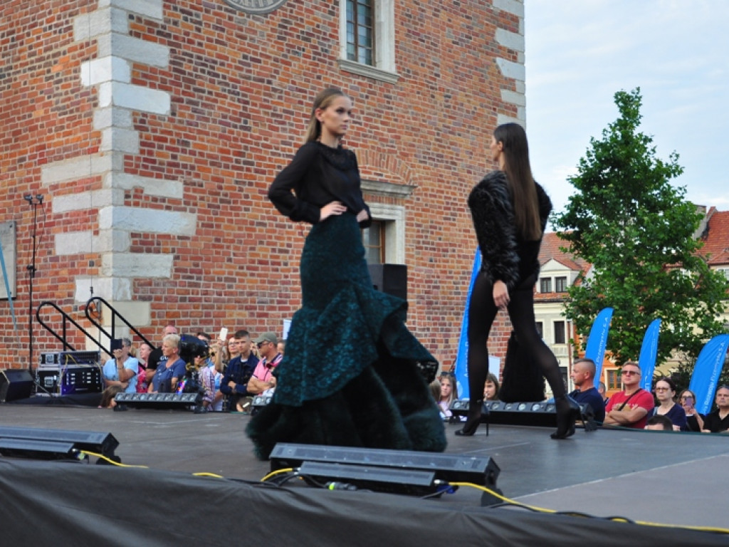 Sandomierz stolicą polskiej mody. Wielki pokaz na zakończenie Nadwiślańskiego Fashion Week [zdjęcia]
